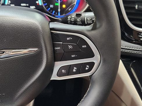 Used 2023 Chrysler Pacifica Limited w/ Uconnect Theater Family Group FWD image 53