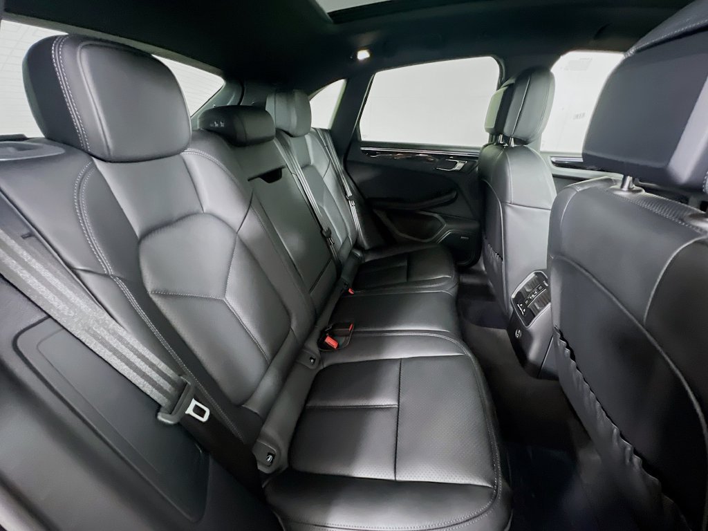 Certified 2026 Porsche Macan AWD/4WD image 29