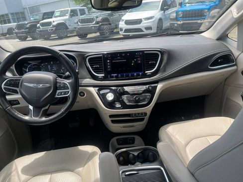 Used 2021 Chrysler Pacifica Touring-L FWD image 24