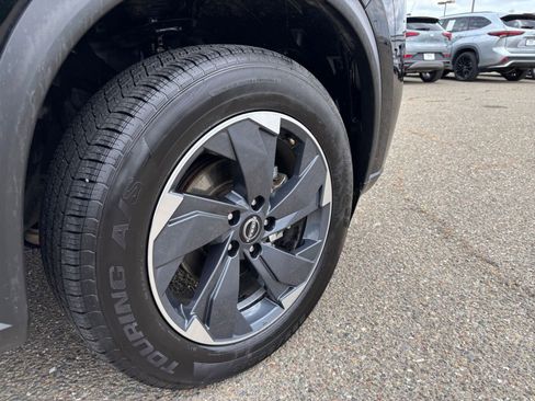 Used 2025 Nissan Rogue SV FWD image 32