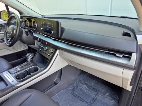 Used 2023 Kia Carnival LX FWD image 13