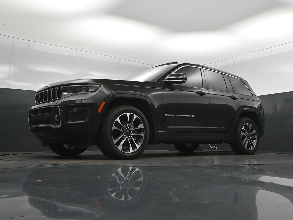 Used 2024 Jeep Grand Cherokee Overland w/ Luxury Tech Group IV AWD/4WD image 38