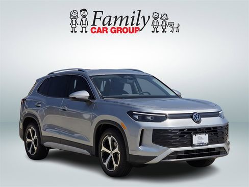 New 2025 Volkswagen Tiguan SE image 2