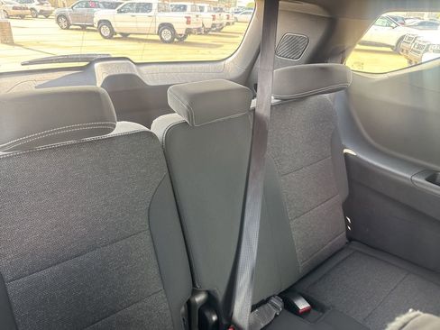 Used 2025 Chevrolet Traverse LT image 34