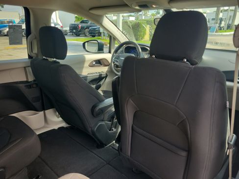 Used 2023 Chrysler Voyager LX FWD image 8