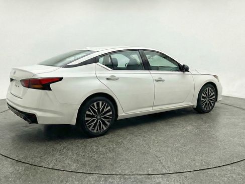 Used 2025 Nissan Altima 2.5 SV FWD image 9