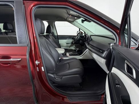 Used 2024 Kia Carnival LX image 5