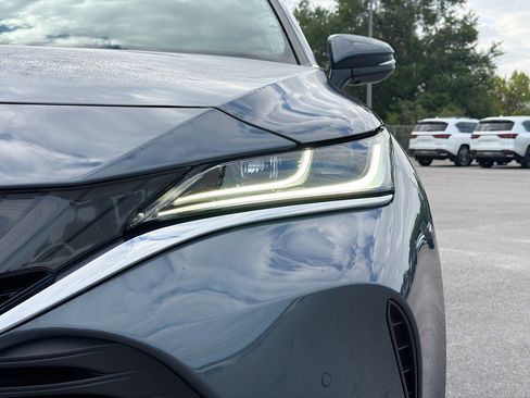 Used 2022 Toyota Venza XLE image 9