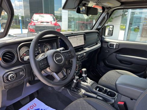 Used 2025 Jeep Gladiator Mojave AWD/4WD image 5