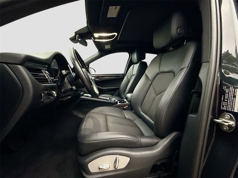 Used 2022 Porsche Macan image 23