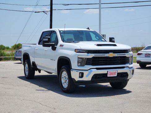 Used 2024 Chevrolet Silverado 2500 LT AWD/4WD image 3