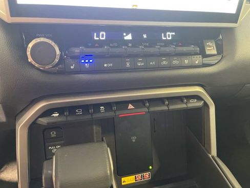 Used 2025 Toyota Tundra Limited AWD/4WD image 12