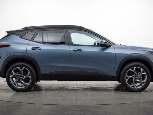 Used 2025 Chevrolet Trax LT FWD image 11
