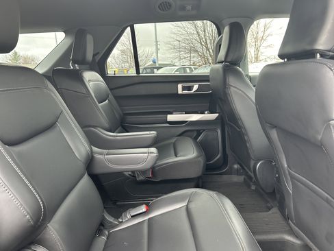 Used 2022 Ford Explorer XLT w/ Equipment Group 202A image 11