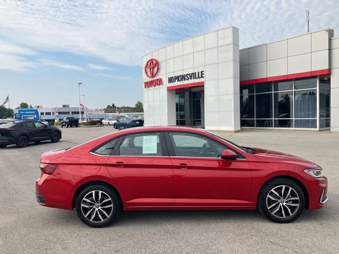 Used 2025 Volkswagen Jetta SE FWD image 8