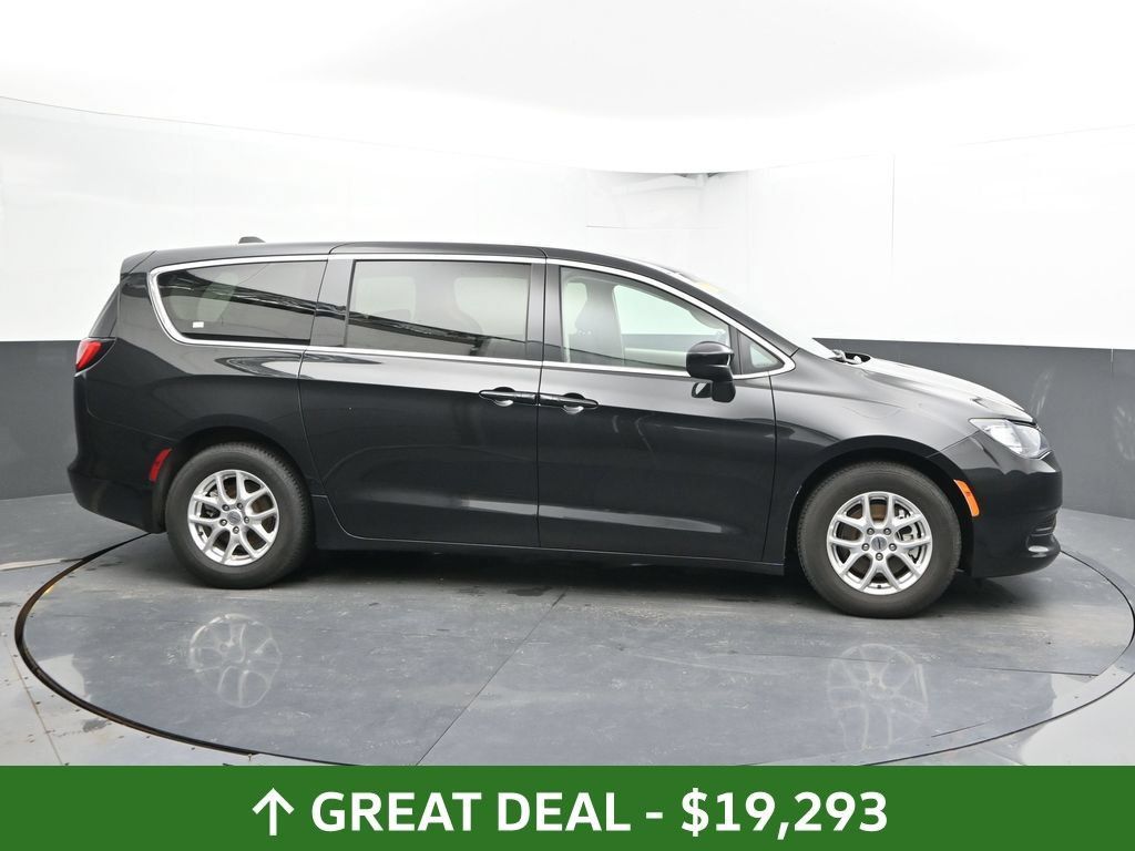 Used 2023 Chrysler Voyager LX FWD image 5