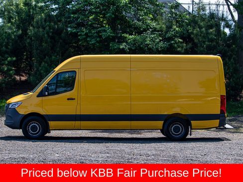 Used 2021 Mercedes-Benz Sprinter 2500 image 4