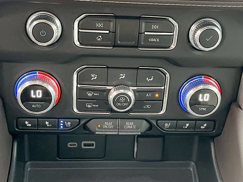 Used 2024 GMC Yukon XL SLT w/ SLT Premium Package AWD/4WD image 16