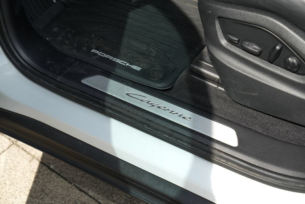 Certified 2024 Porsche Cayenne Coupe AWD/4WD image 19