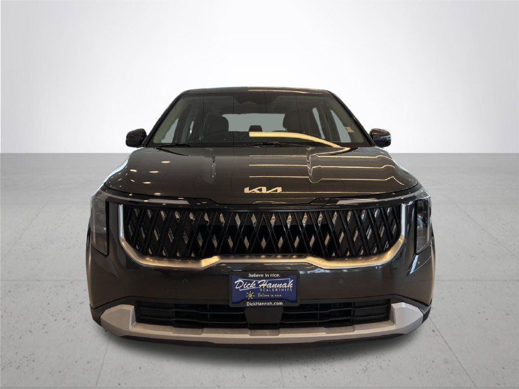 Used 2025 Kia Carnival FWD image 3