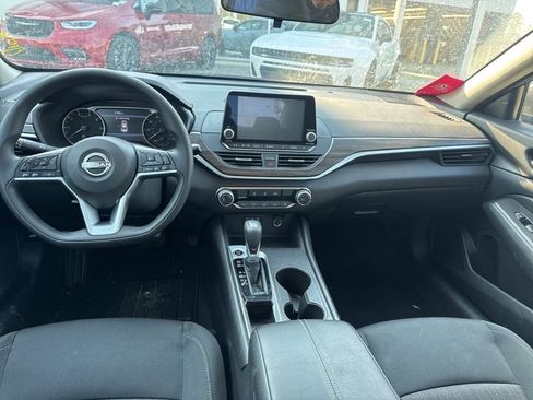 Used 2025 Nissan Altima 2.5 SV image 9