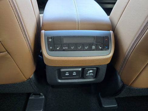 New 2026 Nissan Pathfinder Platinum image 24