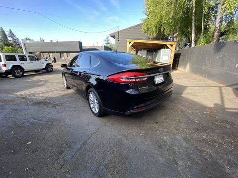 Used 2017 Ford Fusion SE FWD image 4