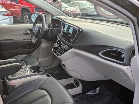 Used 2024 Chrysler Pacifica Touring-L image 22