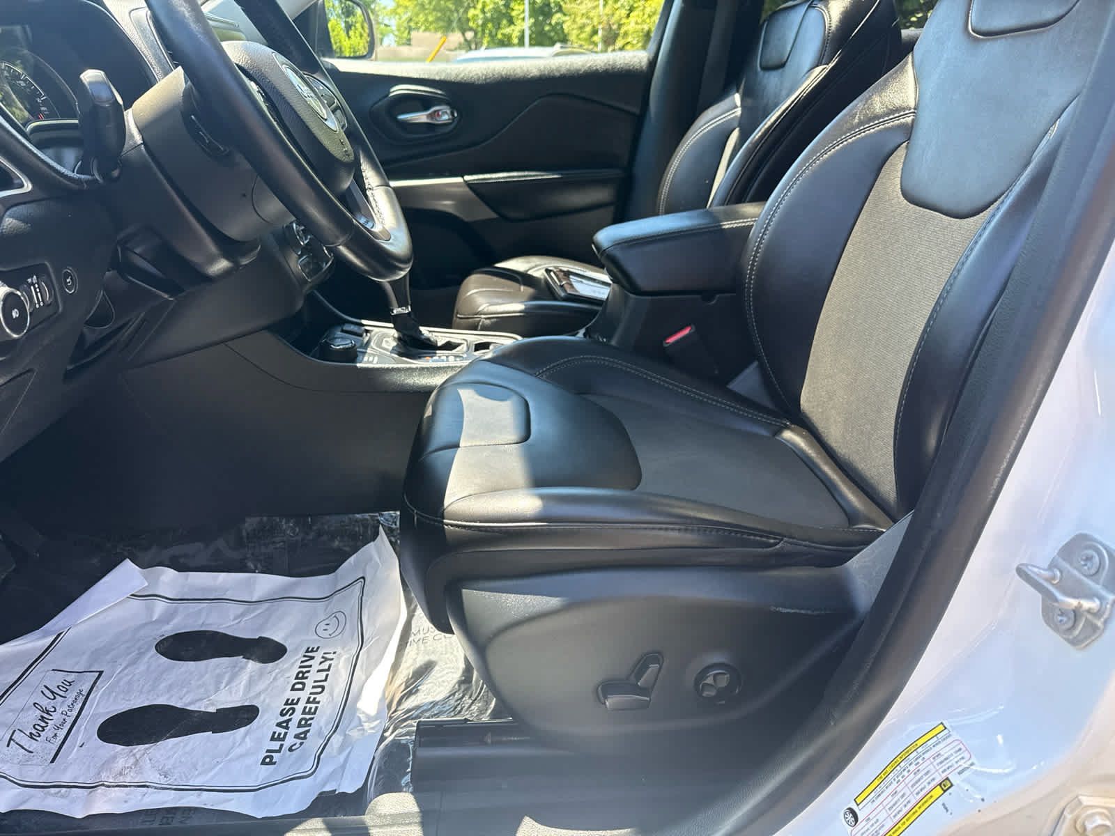 Used 2019 Jeep Cherokee Latitude Plus w/ Comfort/Convenience Group AWD/4WD image 11