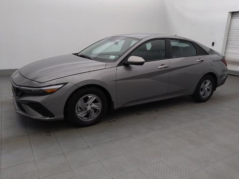 Used 2024 Hyundai Elantra SE FWD image 2