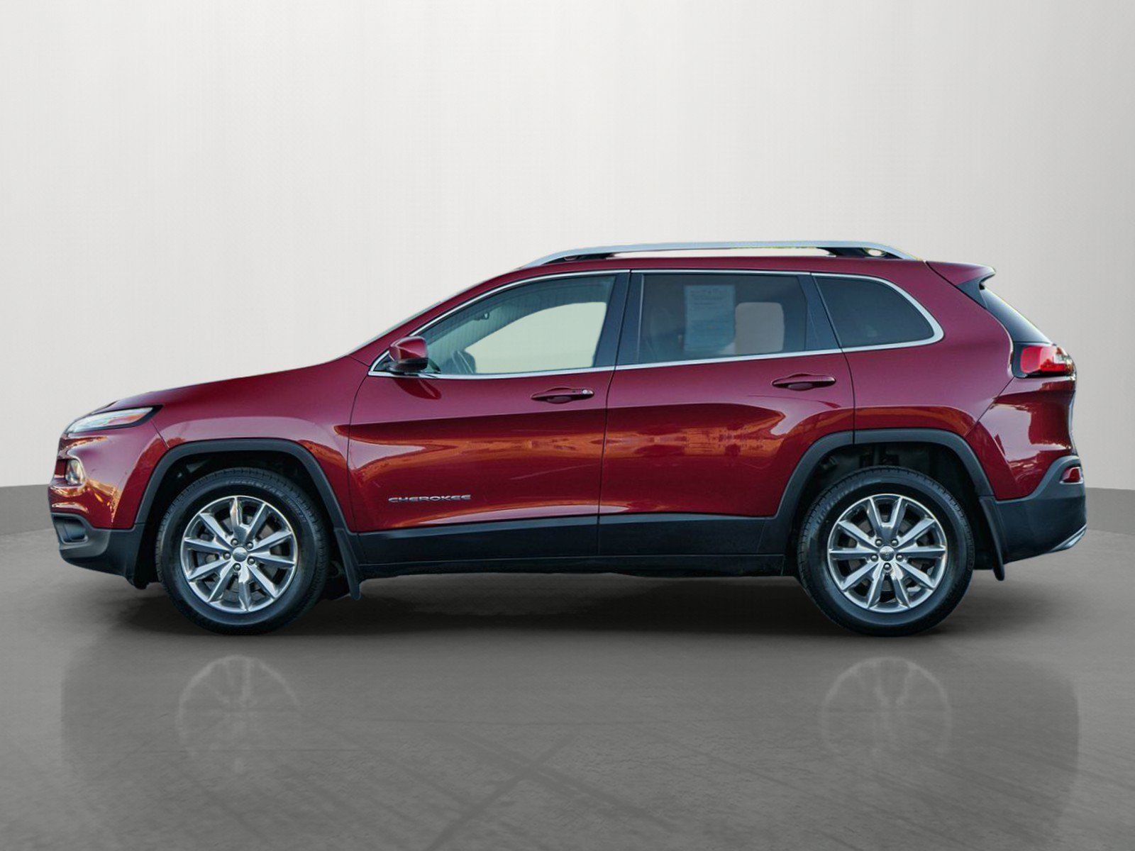 Used 2016 Jeep Cherokee Limited w/ Luxury Group AWD/4WD image 4