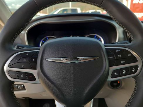 Used 2023 Chrysler Pacifica Touring-L image 23