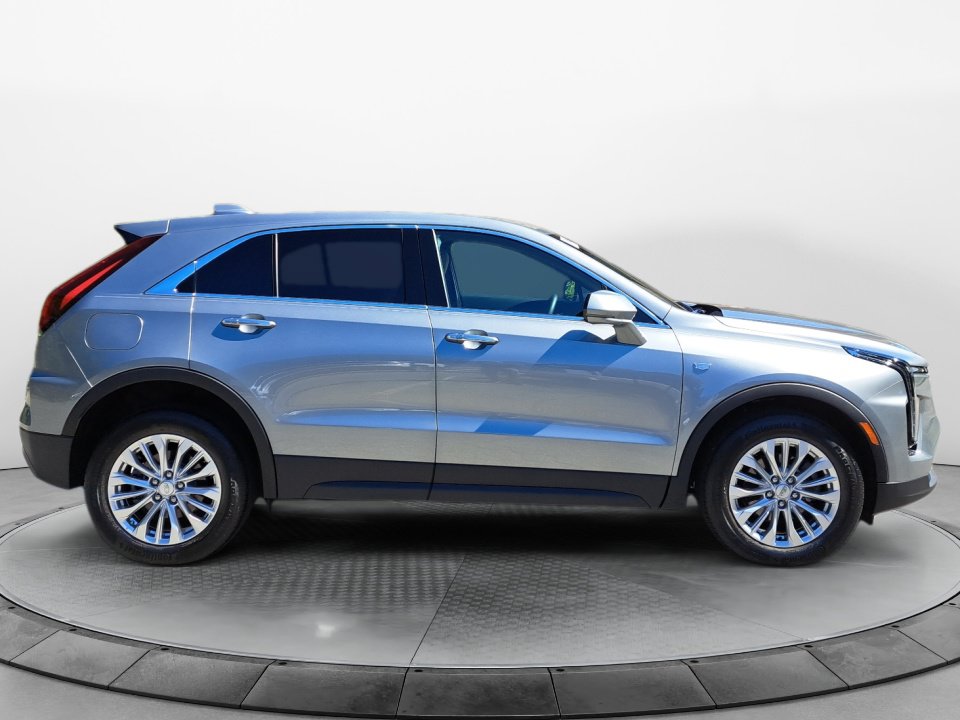 Certified 2024 Cadillac XT4 Luxury w/ Cold Weather Package FWD image 8