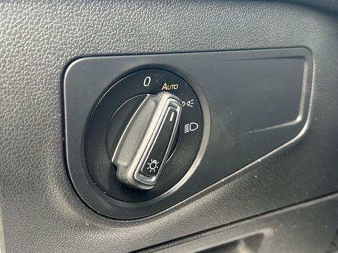 Used 2022 Volkswagen Tiguan SE image 16