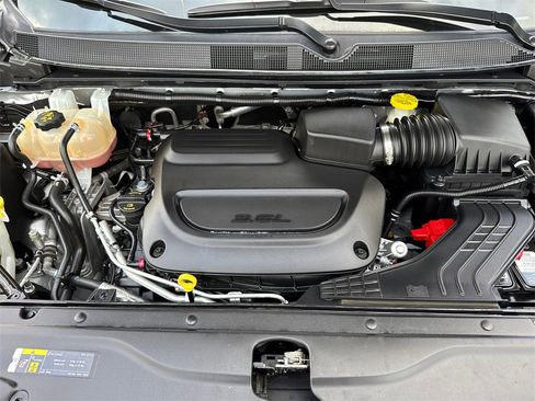 Certified 2023 Chrysler Voyager LX image 8