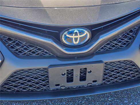 Used 2020 Toyota Camry SE FWD image 3