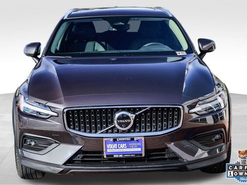 Used 2025 Volvo V60 B5 Cross Country Plus image 2
