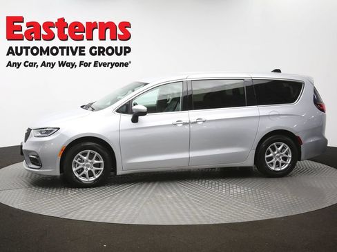 Used 2023 Chrysler Pacifica Touring-L FWD image 61