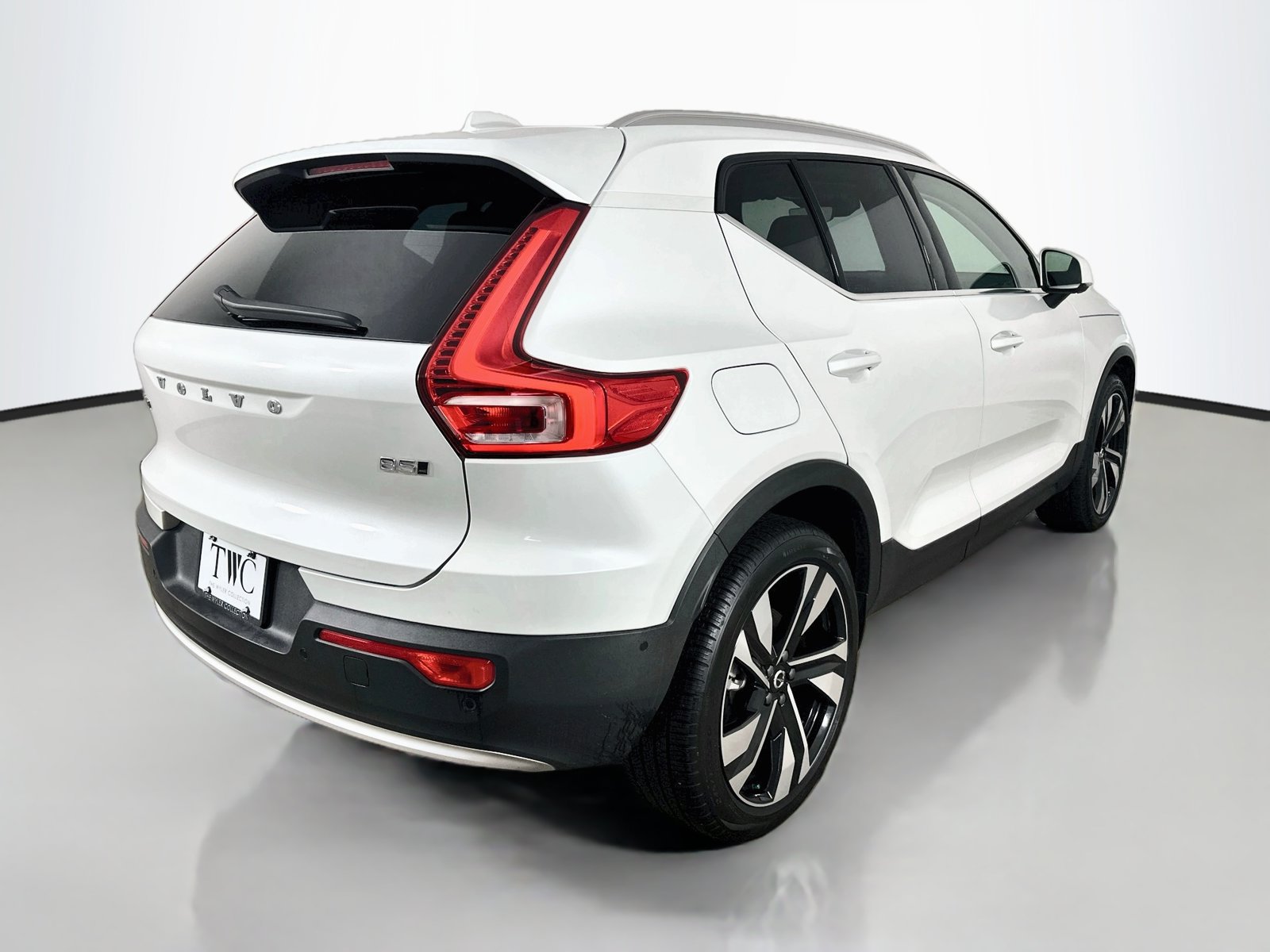 Certified 2025 Volvo XC40 B5 Ultra w/ Protection Package AWD/4WD image 5