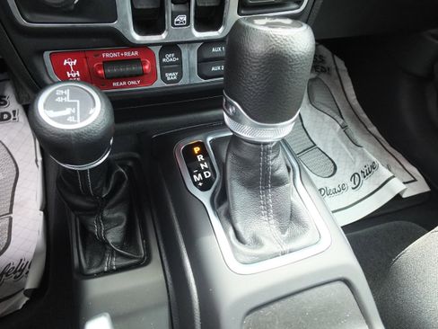 Used 2025 Jeep Wrangler Unlimited Rubicon w/ Convenience Group AWD/4WD image 24
