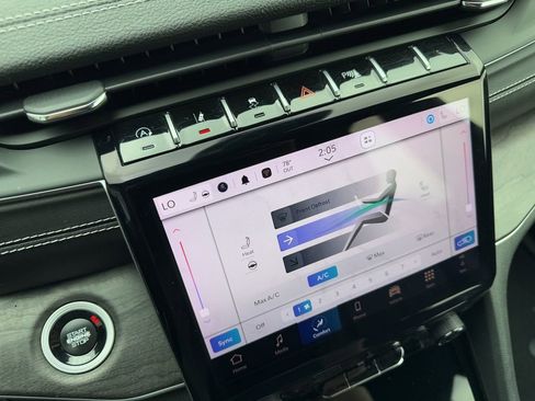 Used 2024 Jeep Grand Cherokee Limited w/ Black Appearance Package image 28