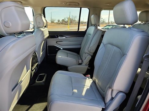 Used 2024 Jeep Wagoneer Series II image 11