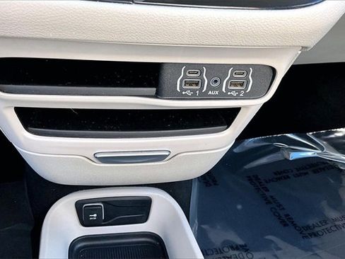 Used 2024 Chrysler Pacifica Touring-L image 35