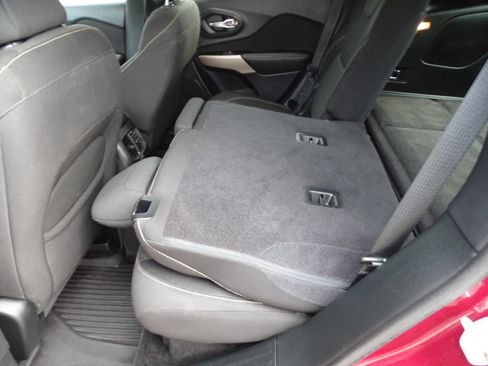 Used 2018 Jeep Cherokee Latitude w/ Quick Order Package 26T image 29