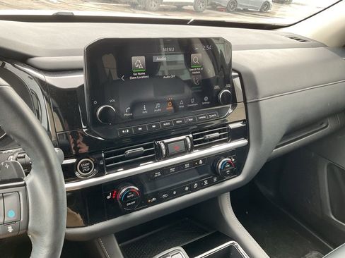 Used 2024 Nissan Pathfinder SL w/ Black Appearance Package AWD/4WD image 13