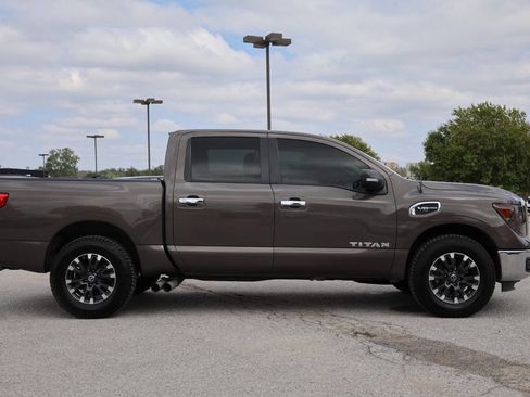 Used 2017 Nissan Titan SV image 7