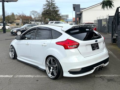 Used 2017 Ford Focus ST w/ Equipment Group 401A FWD image 4
