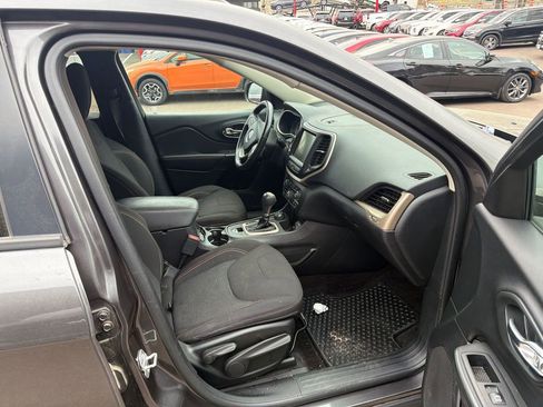 Used 2017 Jeep Cherokee Latitude AWD/4WD image 10