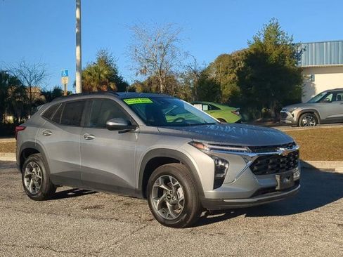 Used 2025 Chevrolet Trax LT image 2