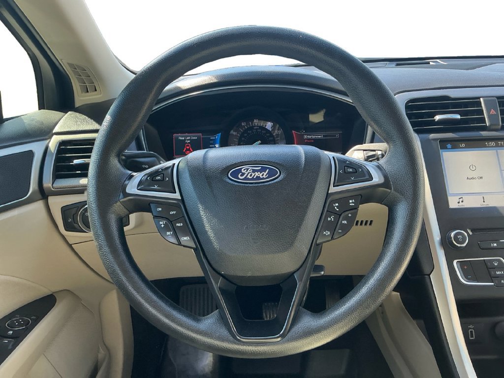 Used 2018 Ford Fusion SE w/ Fusion SE Technology Package FWD image 18